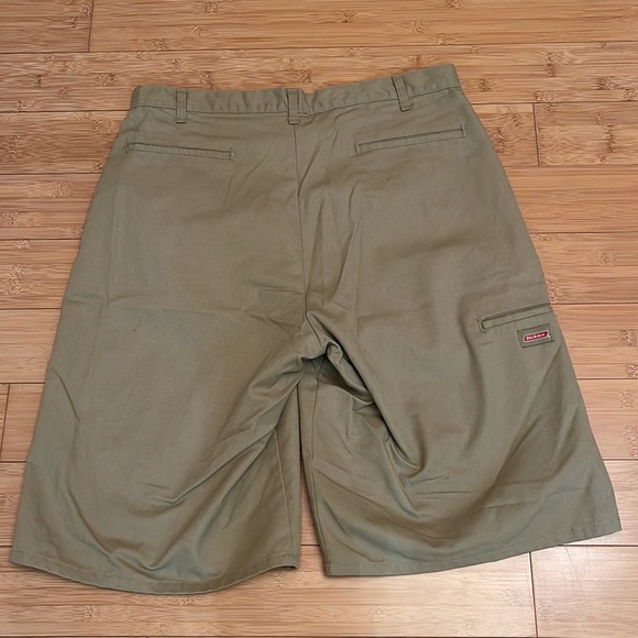 Dickies Relaxed Fit Multi-Use Pocket Work Shorts, Khaki - Picture 5 of 14